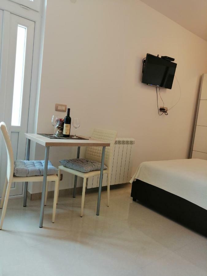 Studio Apartman Irena 2 Bijela Bagian luar foto