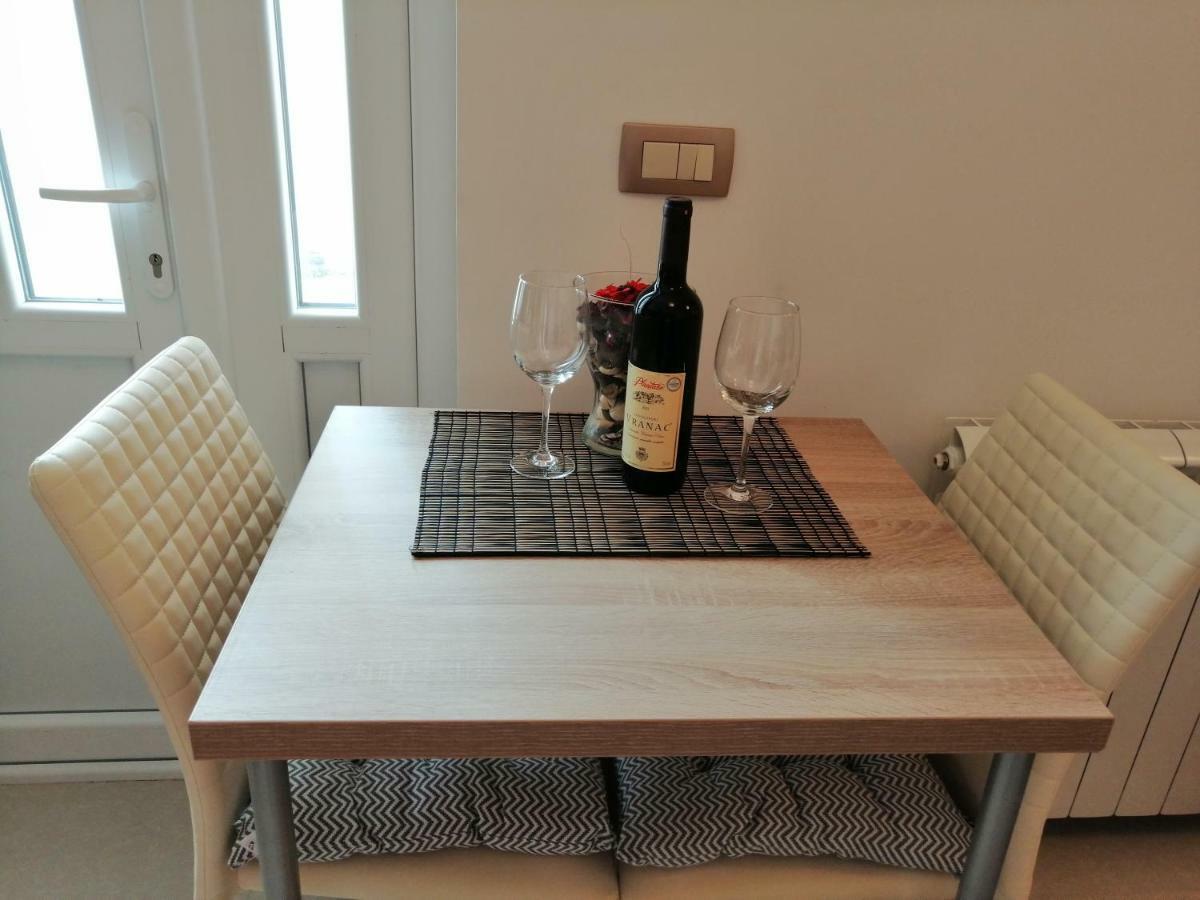 Studio Apartman Irena 2 Bijela Bagian luar foto